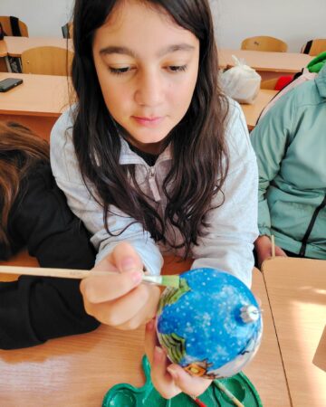 „Povestea” globurilor de sticlă pictate de copii pentru concursul „Vis de Copil – Flora din Parcul Național Călimani”