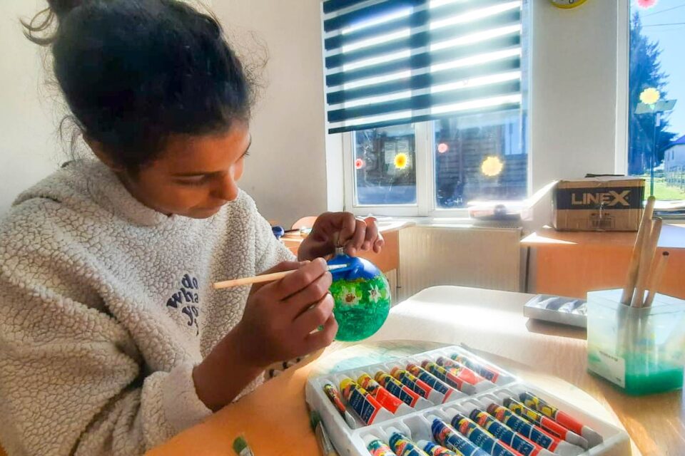 „Povestea” globurilor de sticlă pictate de copii pentru concursul „Vis de Copil – Flora din Parcul Național Călimani”