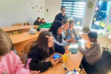 „Povestea” globurilor de sticlă pictate de copii pentru concursul „Vis de Copil – Flora din Parcul Național Călimani”