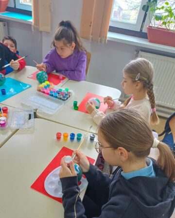 „Povestea” globurilor de sticlă pictate de copii pentru concursul „Vis de Copil – Flora din Parcul Național Călimani”