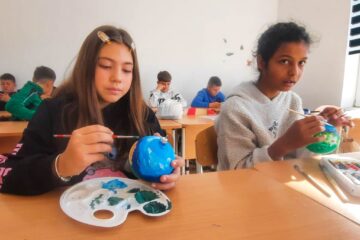 „Povestea” globurilor de sticlă pictate de copii pentru concursul „Vis de Copil – Flora din Parcul Național Călimani”