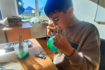 „Povestea” globurilor de sticlă pictate de copii pentru concursul „Vis de Copil – Flora din Parcul Național Călimani”