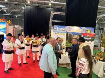 Produsele tradiționale și obiceiurile atrag un număr mare de vizitatori la standul Bucovinei de la Târgul de Turism al României