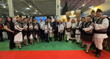 Produsele tradiționale și obiceiurile atrag un număr mare de vizitatori la standul Bucovinei de la Târgul de Turism al României