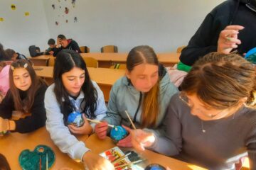 „Povestea” globurilor de sticlă pictate de copii pentru concursul „Vis de Copil – Flora din Parcul Național Călimani”