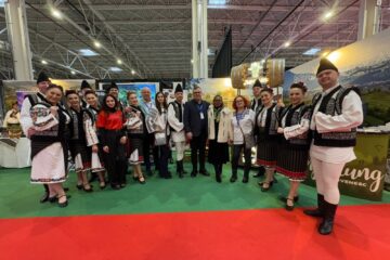 Produsele tradiționale și obiceiurile atrag un număr mare de vizitatori la standul Bucovinei de la Târgul de Turism al României