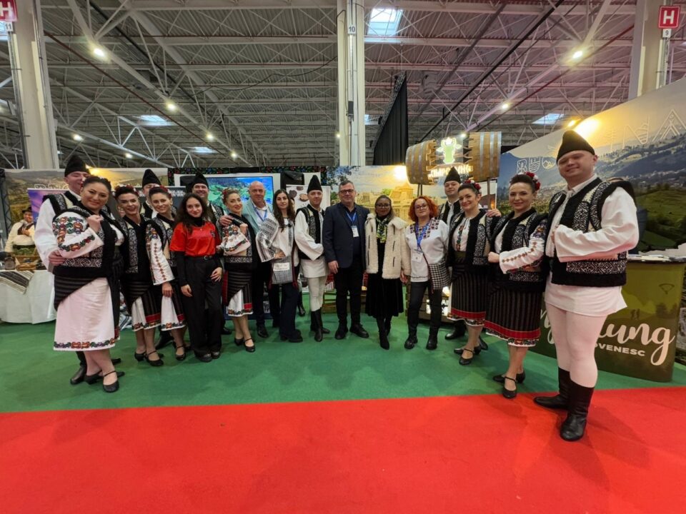 Produsele tradiționale și obiceiurile atrag un număr mare de vizitatori la standul Bucovinei de la Târgul de Turism al României