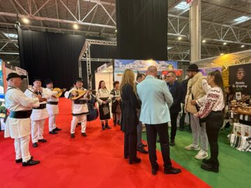 Produsele tradiționale și obiceiurile atrag un număr mare de vizitatori la standul Bucovinei de la Târgul de Turism al României