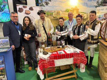 Produsele tradiționale și obiceiurile atrag un număr mare de vizitatori la standul Bucovinei de la Târgul de Turism al României