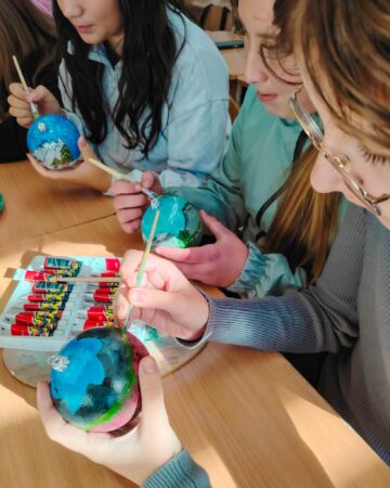 „Povestea” globurilor de sticlă pictate de copii pentru concursul „Vis de Copil – Flora din Parcul Național Călimani”