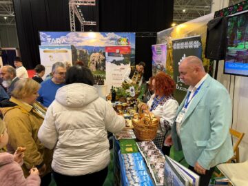 Produsele tradiționale și obiceiurile atrag un număr mare de vizitatori la standul Bucovinei de la Târgul de Turism al României