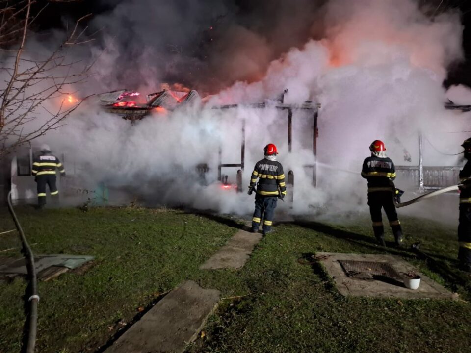 Un incendiu plecat de la coșul de fum a produs pagube mari într-o gospodărie