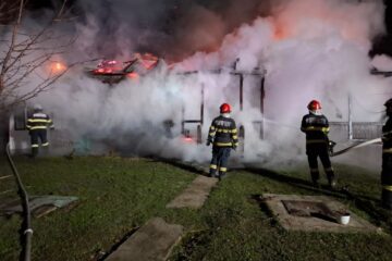 Un incendiu plecat de la coșul de fum a produs pagube mari într-o gospodărie Un incendiu plecat de la coșul de fum a produs pagube mari într-o gospodărie