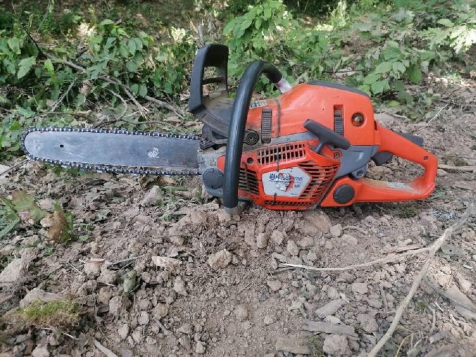 Și-a amenințat mama că o omoară cu drujba, iar la venirea polițiștilor s-a baricadat în podul casei