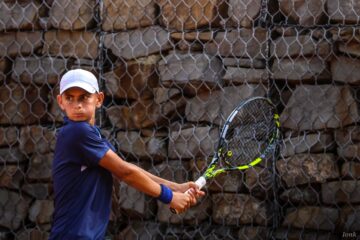 Performanță dublă pentru fălticeneanul David Arcip: excelență academică la Oxford și titlu de campion național la tenis U16