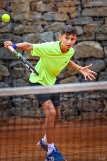 Performanță dublă pentru fălticeneanul David Arcip: excelență academică la Oxford și titlu de campion național la tenis U16
