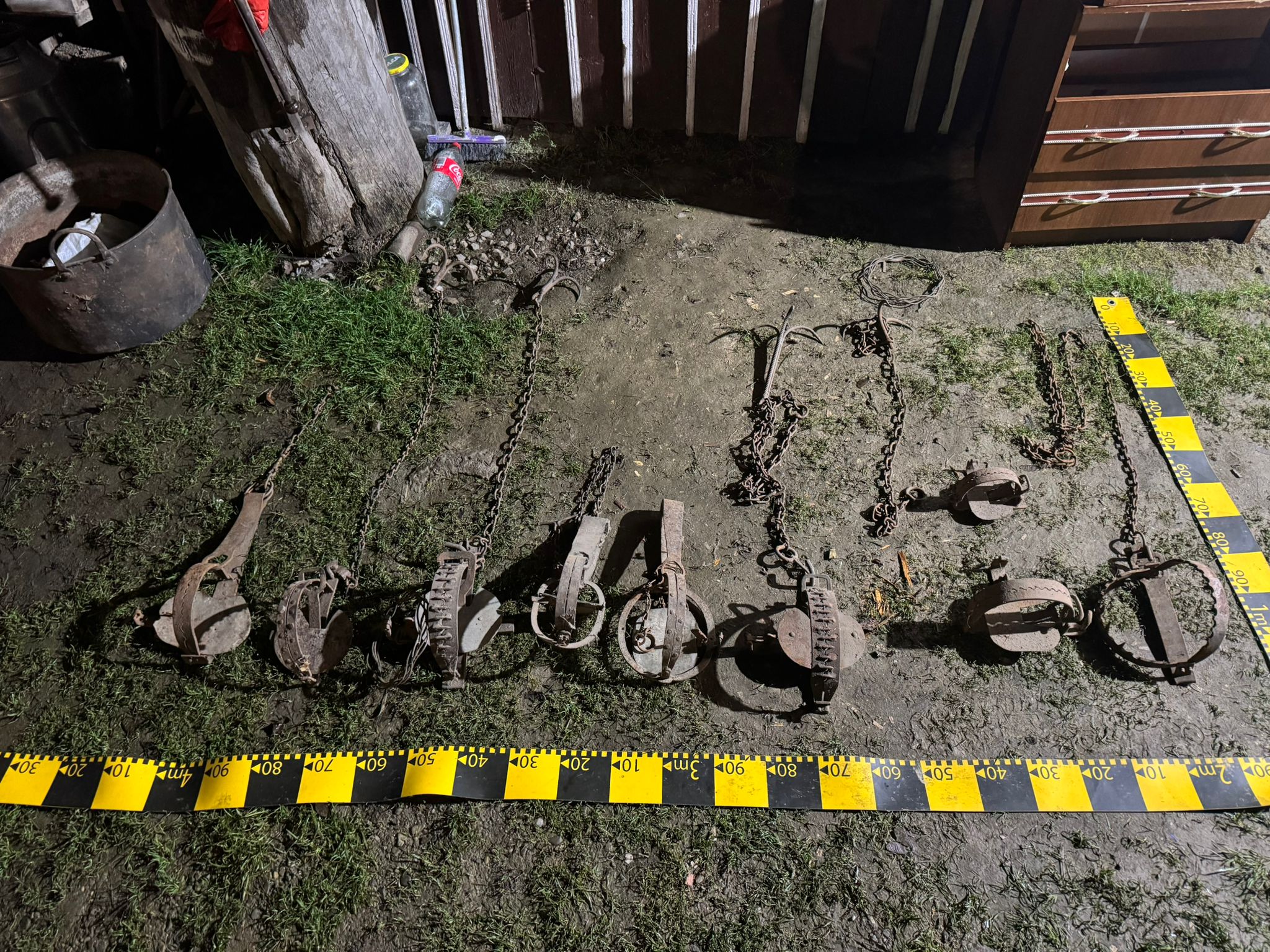 Arme de vânătoare și capcane pentru vânat, ridicate de polițiști de la un grup de vânători care ar fi participat la braconaj