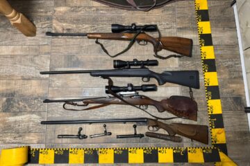 Arme de vânătoare și capcane pentru vânat, ridicate de polițiști de la un grup de vânători care ar fi participat la braconaj