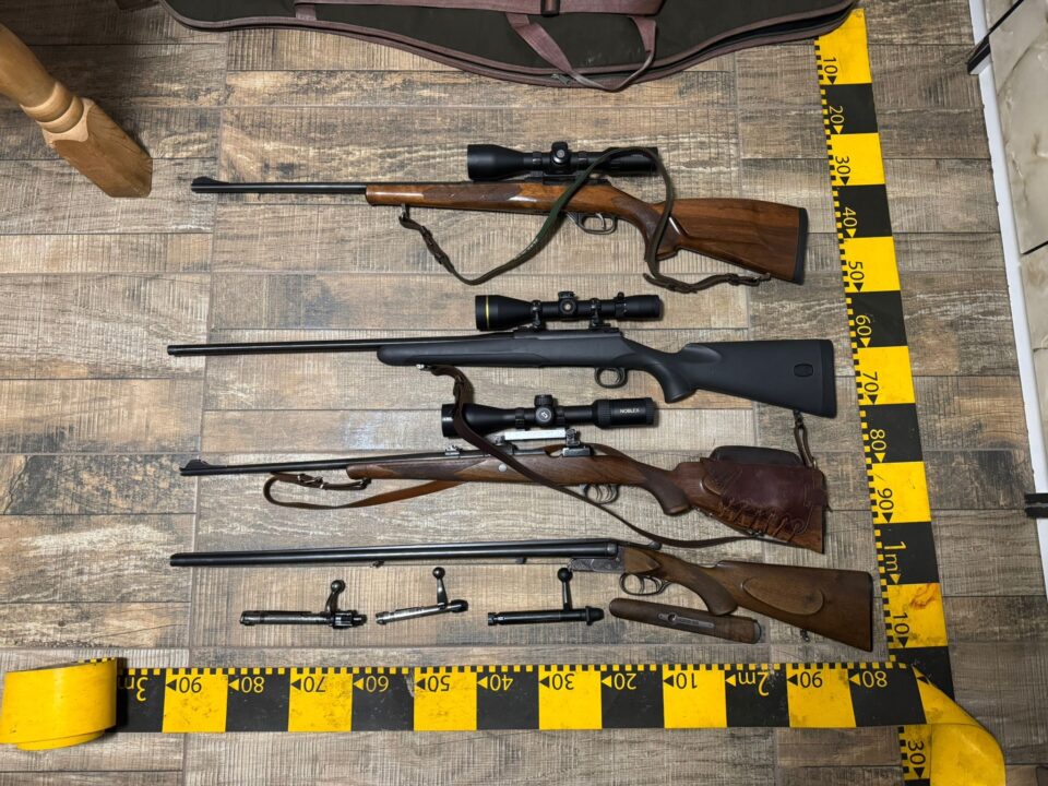 Arme de vânătoare și capcane pentru vânat, ridicate de polițiști de la un grup de vânători care ar fi participat la braconaj