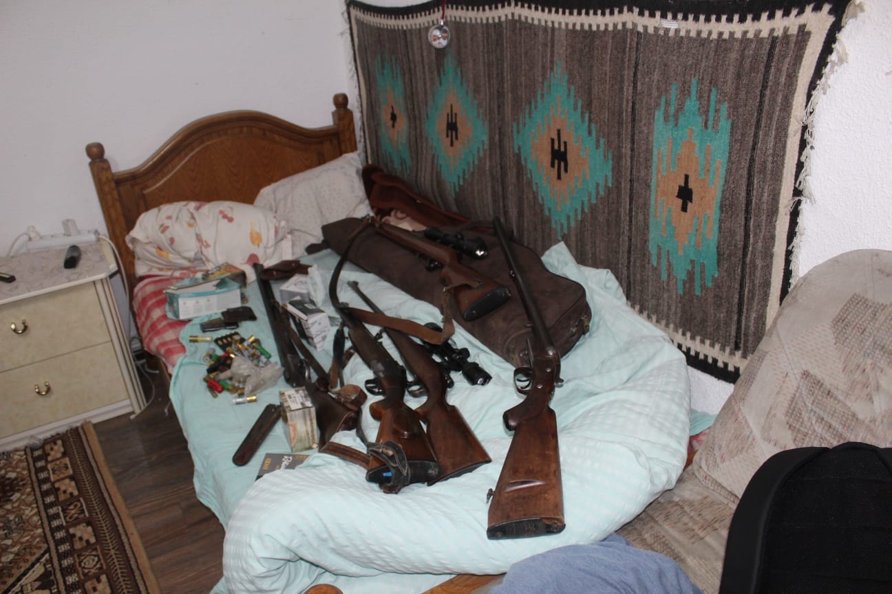 Arme de vânătoare și capcane pentru vânat, ridicate de polițiști de la un grup de vânători care ar fi participat la braconaj