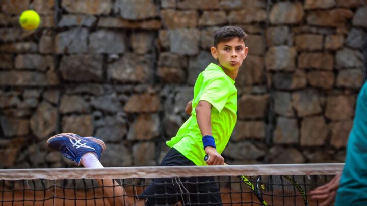 Performanță dublă pentru fălticeneanul David Arcip: excelență academică la Oxford și titlu de campion național la tenis U16