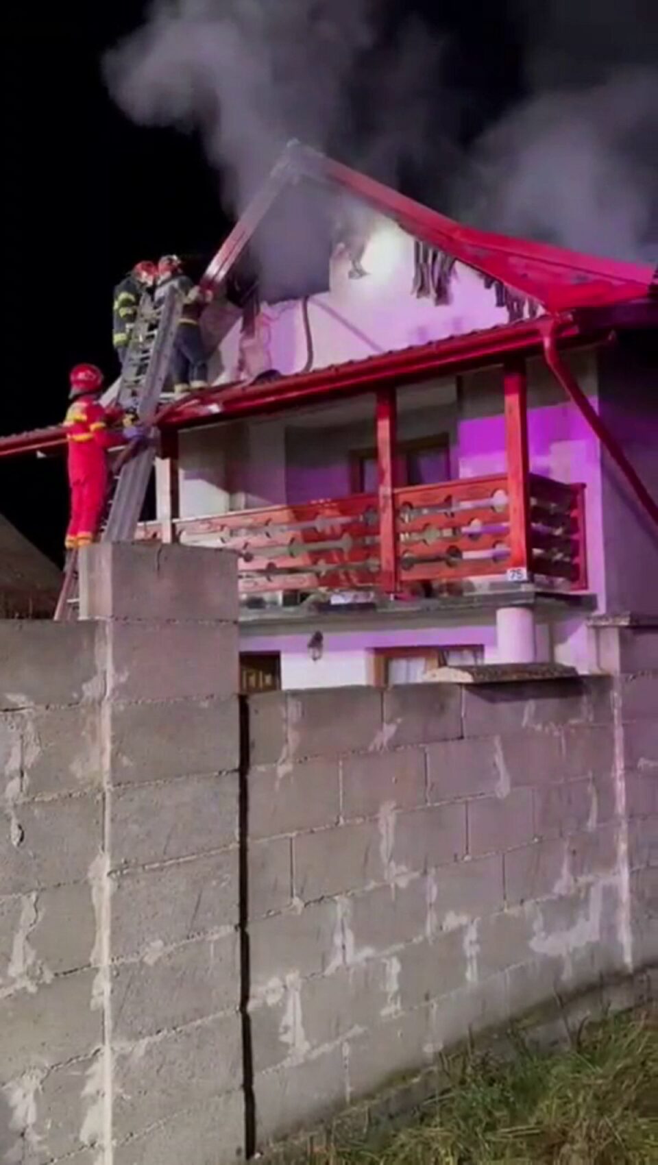 Încă trei incendii de la coșurile de fum cu probleme. Unul a provocat pagube mari la o locuință