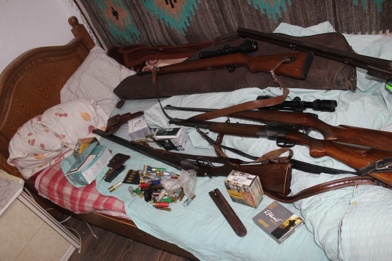 Arme de vânătoare și capcane pentru vânat, ridicate de polițiști de la un grup de vânători care ar fi participat la braconaj