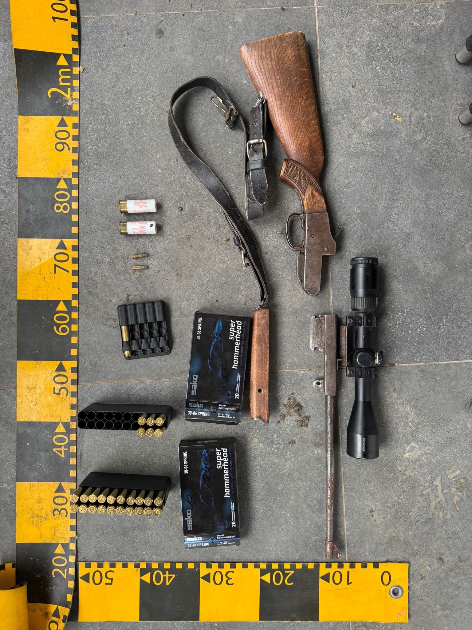 Arme de vânătoare și capcane pentru vânat, ridicate de polițiști de la un grup de vânători care ar fi participat la braconaj