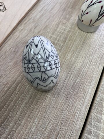 42 de tineri, din șase țări, au participat la ateliere de încondeiat ouă și pirogravură, la Poiana Stampei