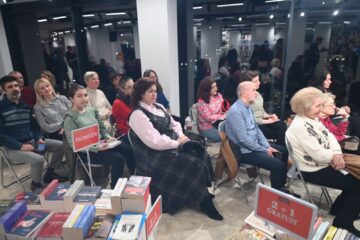 „Ascultă și dă mai departe!”, de Berti Barbera, un „manifest muzical” și  „o carte pe care o deschizi și îți cântă”, lansată la redeschiderea Casei Cărții