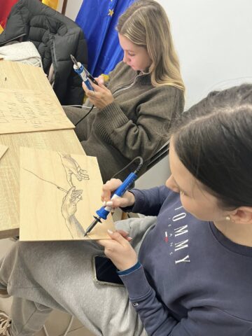 42 de tineri, din șase țări, au participat la ateliere de încondeiat ouă și pirogravură, la Poiana Stampei