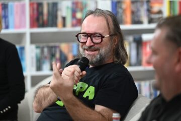 „Ascultă și dă mai departe!”, de Berti Barbera, un „manifest muzical” și  „o carte pe care o deschizi și îți cântă”, lansată la redeschiderea Casei Cărții