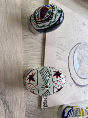 42 de tineri, din șase țări, au participat la ateliere de încondeiat ouă și pirogravură, la Poiana Stampei