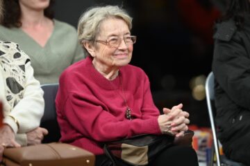 „Ascultă și dă mai departe!”, de Berti Barbera, un „manifest muzical” și  „o carte pe care o deschizi și îți cântă”, lansată la redeschiderea Casei Cărții