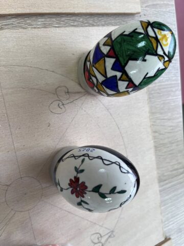 42 de tineri, din șase țări, au participat la ateliere de încondeiat ouă și pirogravură, la Poiana Stampei