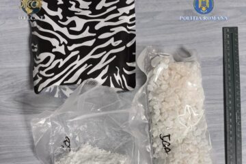 Tânăr prins cu un kilogram de droguri în mașină, la Gura Humorului Tânăr prins cu un kilogram de droguri în mașină, la Gura Humorului