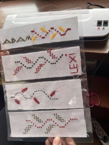 42 de tineri, din șase țări, au participat la ateliere de încondeiat ouă și pirogravură, la Poiana Stampei