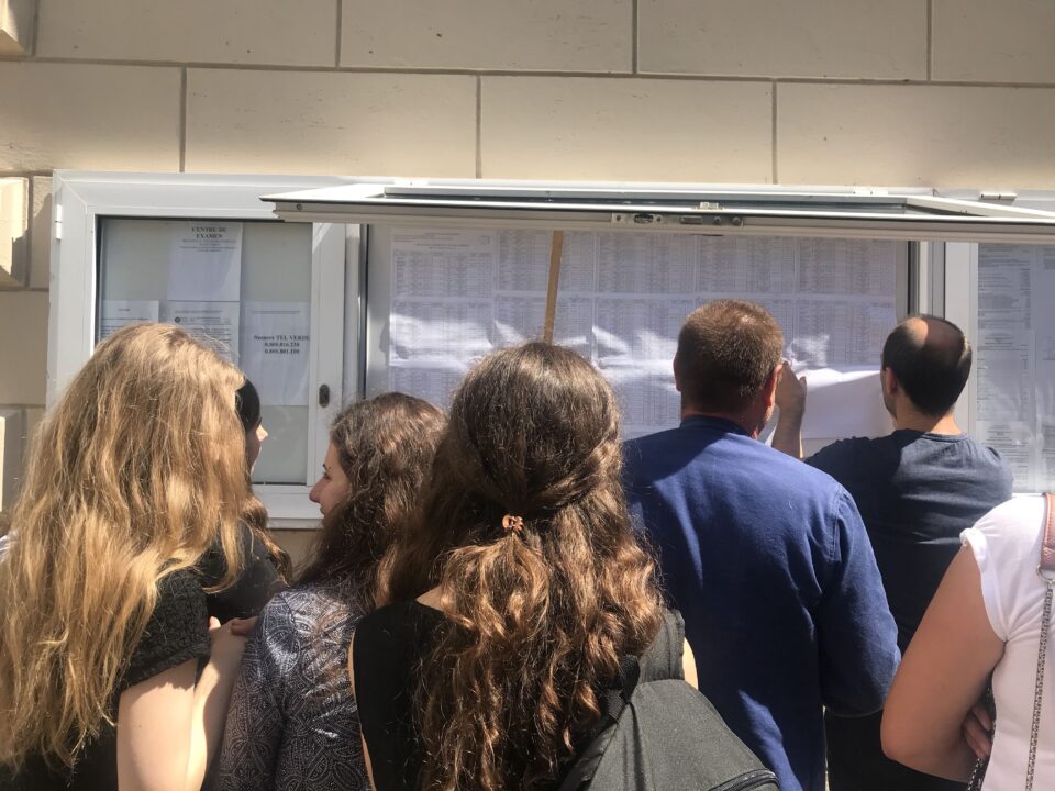 Profesori de la Burla, fără bani de navetă de un an. Primar: „Nu pot aduce bani de acasă”