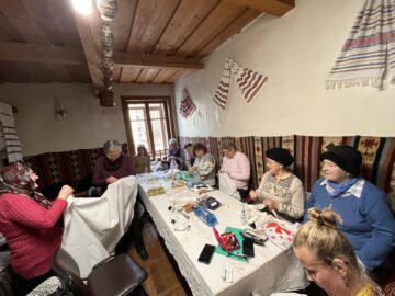 42 de tineri, din șase țări, au participat la ateliere de încondeiat ouă și pirogravură, la Poiana Stampei