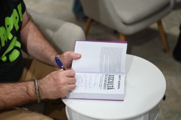 „Ascultă și dă mai departe!”, de Berti Barbera, un „manifest muzical” și  „o carte pe care o deschizi și îți cântă”, lansată la redeschiderea Casei Cărții