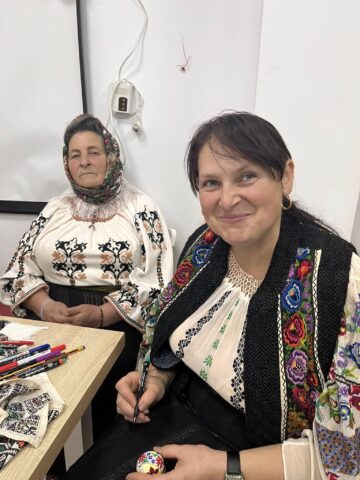 42 de tineri, din șase țări, au participat la ateliere de încondeiat ouă și pirogravură, la Poiana Stampei