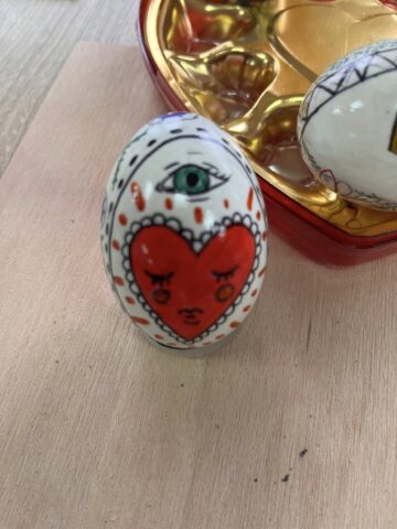 42 de tineri, din șase țări, au participat la ateliere de încondeiat ouă și pirogravură, la Poiana Stampei