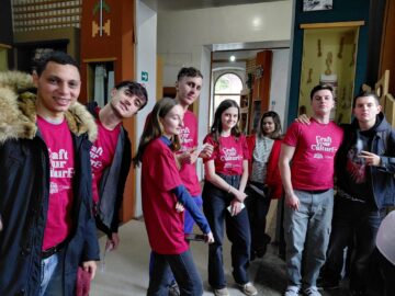 42 de tineri, din șase țări, au participat la ateliere de încondeiat ouă și pirogravură, la Poiana Stampei