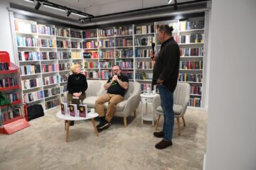 „Ascultă și dă mai departe!”, de Berti Barbera, un „manifest muzical” și  „o carte pe care o deschizi și îți cântă”, lansată la redeschiderea Casei Cărții