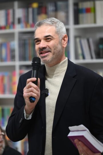 „Ascultă și dă mai departe!”, de Berti Barbera, un „manifest muzical” și  „o carte pe care o deschizi și îți cântă”, lansată la redeschiderea Casei Cărții