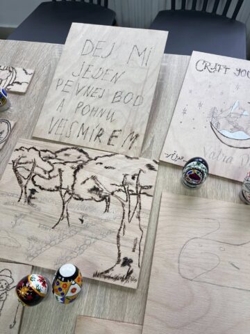 42 de tineri, din șase țări, au participat la ateliere de încondeiat ouă și pirogravură, la Poiana Stampei