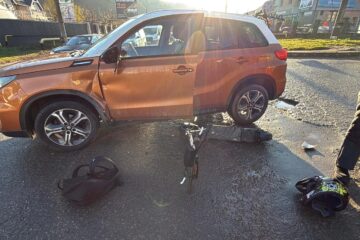 Un băiat de 14 ani a intrat cu trotineta într-o mașină, provocându-i avarii Un băiat de 14 ani a intrat cu trotineta într-o mașină, provocându-i avarii