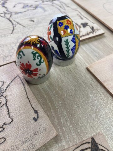 42 de tineri, din șase țări, au participat la ateliere de încondeiat ouă și pirogravură, la Poiana Stampei