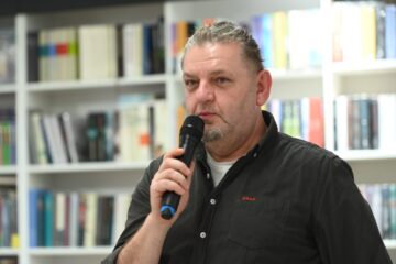 „Ascultă și dă mai departe!”, de Berti Barbera, un „manifest muzical” și  „o carte pe care o deschizi și îți cântă”, lansată la redeschiderea Casei Cărții