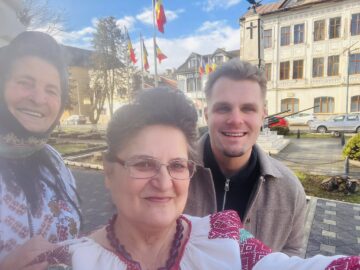 42 de tineri, din șase țări, au participat la ateliere de încondeiat ouă și pirogravură, la Poiana Stampei